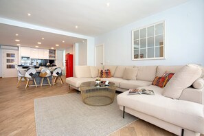 Apartamento (4 Bedrooms) | Zona de estar | Televisión de pantalla plana de 32 pulgadas con canales por cable