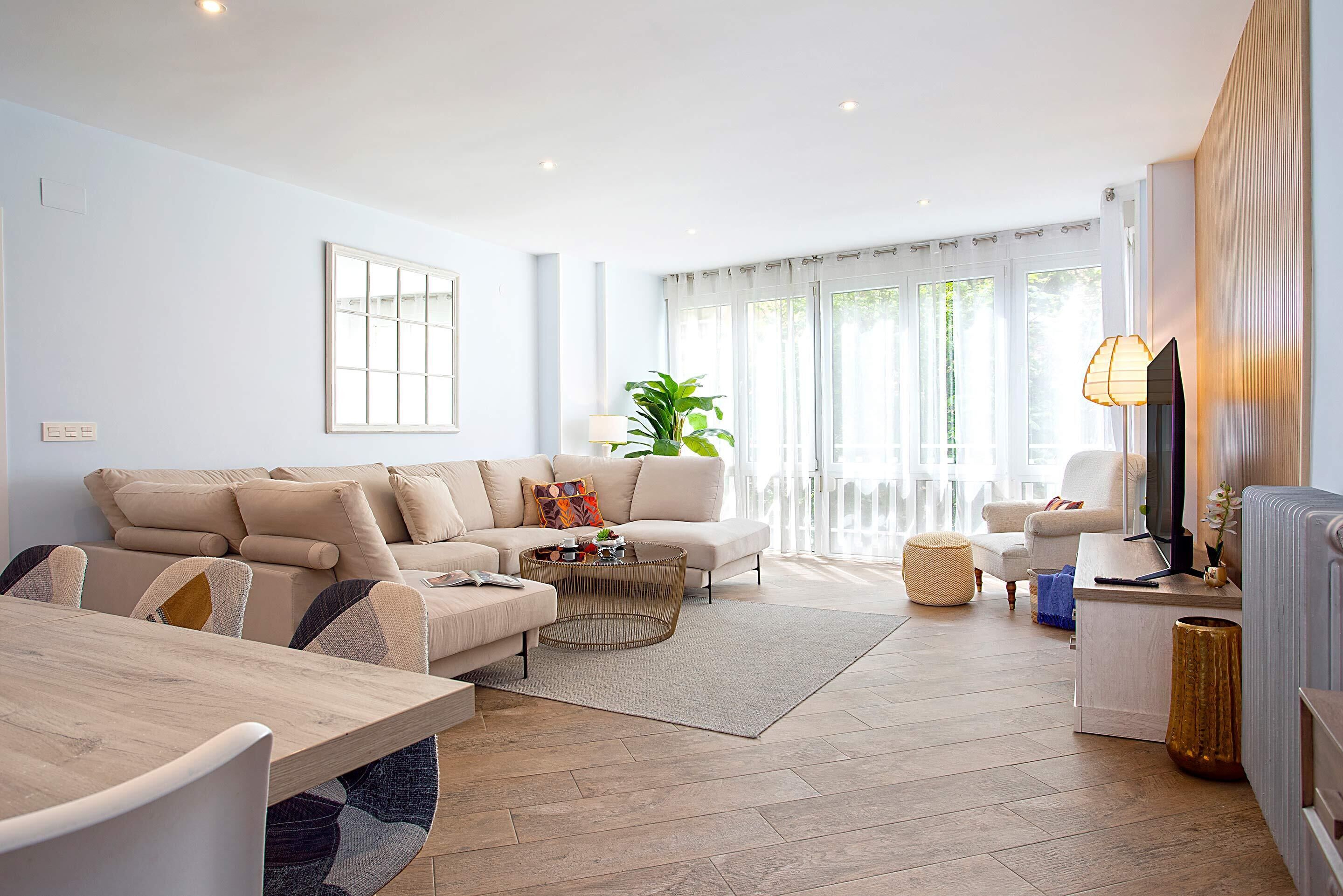 Leilighet (4 Bedrooms) | Oppholdsområde | En 32-tommers Flatskjerm-TV med kabel-kanaler samt TV