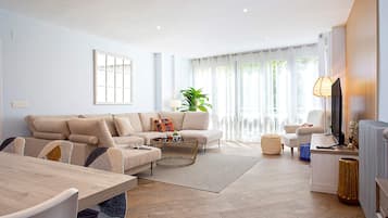 Appartement (4 Bedrooms) | Woonruimte | Een 32-inch flatscreentelevisie met kabelzenders en een televisie