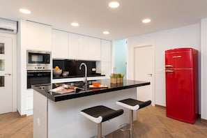 Appartamento (4 Bedrooms) | Cucina privata | Frigorifero con congelatore, microonde, forno, piano cottura