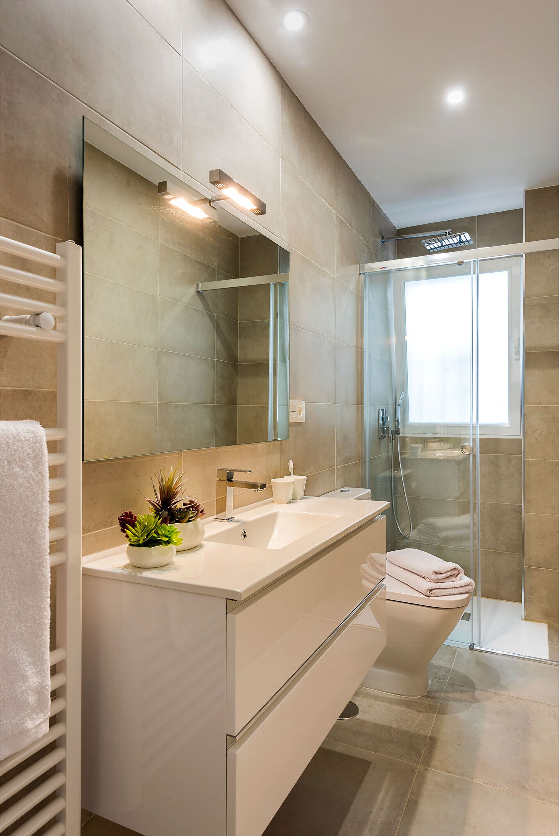 Appartement (4 Bedrooms) | Badkamer | Een aparte badkuip en douche, een diep bad, gratis toiletartikelen