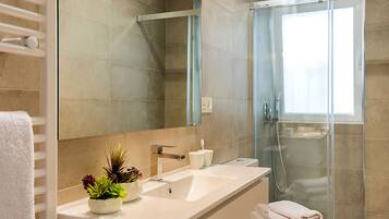 Appartement (4 Bedrooms) | Badkamer | Een aparte badkuip en douche, een diep bad, gratis toiletartikelen