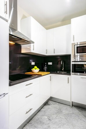 Appartement (1 Bedroom) | Cuisine privée | Grand réfrigérateur, micro-ondes, four, plaque de cuisson