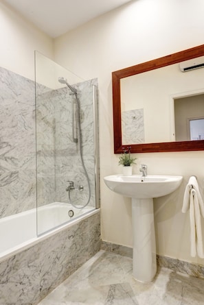 Appartement (1 Bedroom) | Salle de bain | Douche, sèche-cheveux, serviettes fournies, savon