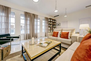 Appartement (1 Bedroom) | Salle de séjour | Télévision de 32 pouces avec chaînes par câble
