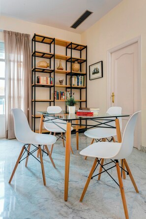 Apartment (1 Bedroom) | In-room dining