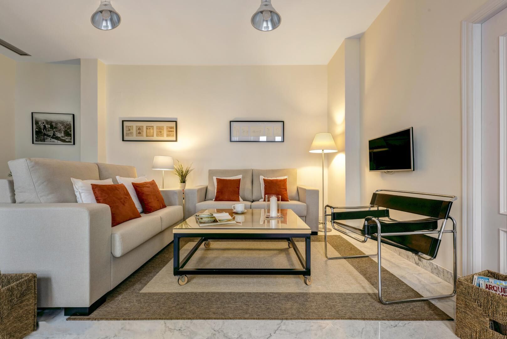 Apartamento (1 Bedroom) | Zona de estar | Televisión de 32 pulgadas con canales por cable
