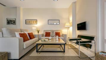 Apartamento (1 Bedroom) | Zona de estar | Televisión de 32 pulgadas con canales por cable