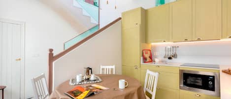 Apartment (4 Bedrooms) | Essbereich im Zimmer