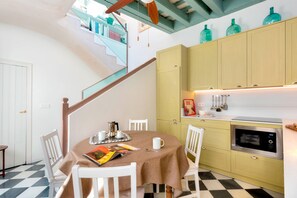 Appartement (4 Bedrooms) | Restauration dans la chambre