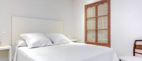 Leilighet (4 Bedrooms) | 4 soverom, strykejern/-brett, wi-fi (inkludert) og sengetøy