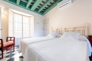 Appartement (4 Bedrooms) | 4 chambres, fer et planche à repasser, Wi-Fi gratuit, draps fournis