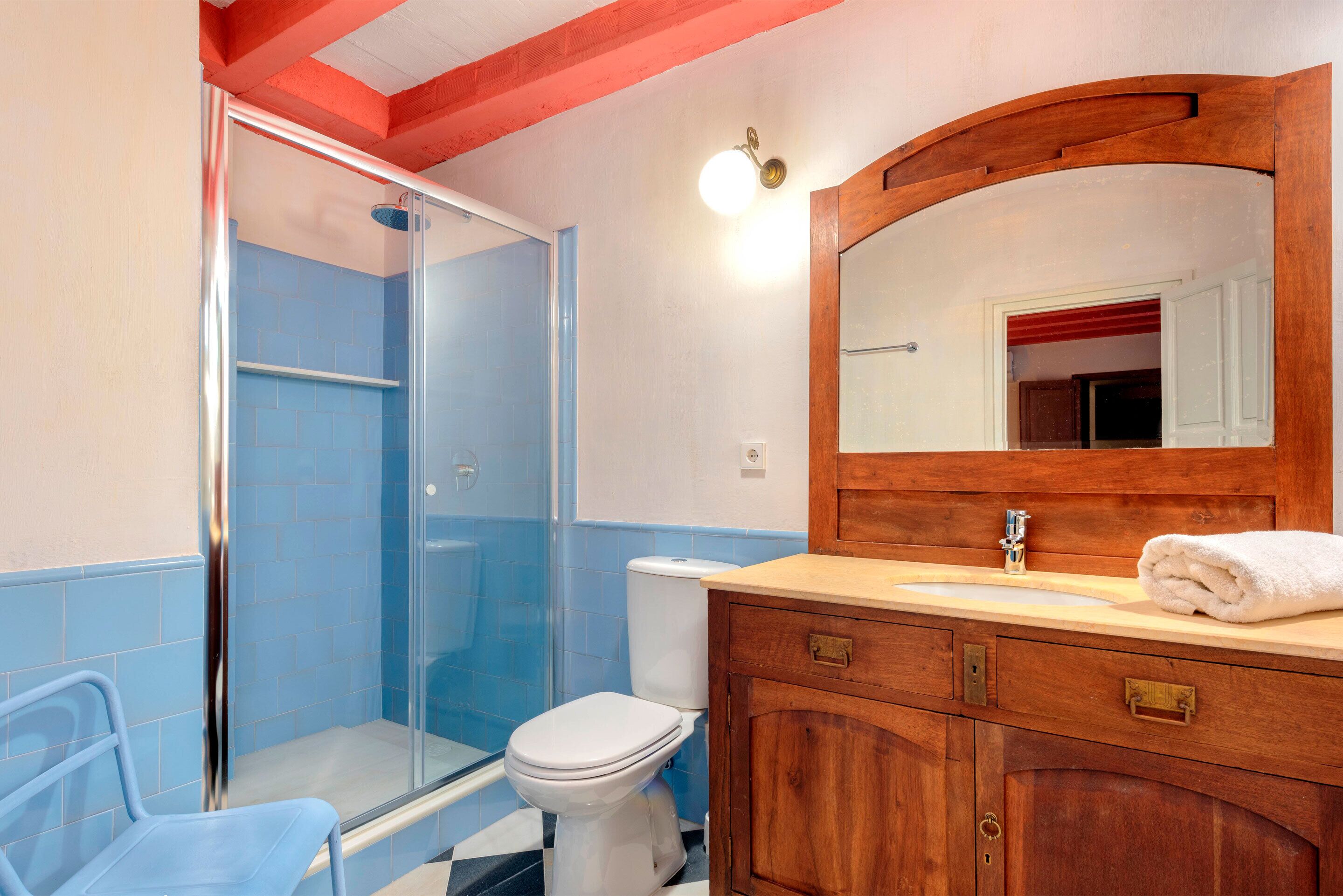 Apartment (4 Bedrooms) | Badezimmer | Dusche, Haartrockner, Handtücher, Seife