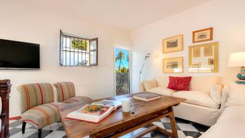 Leilighet (4 Bedrooms) | Oppholdsområde | En 32-tommers TV med kabel-kanaler