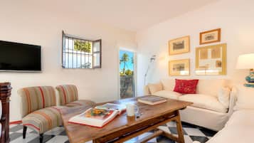 Leilighet (4 Bedrooms) | Oppholdsområde | En 32-tommers TV med kabel-kanaler