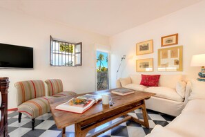 Apartment (4 Bedrooms) | Living area