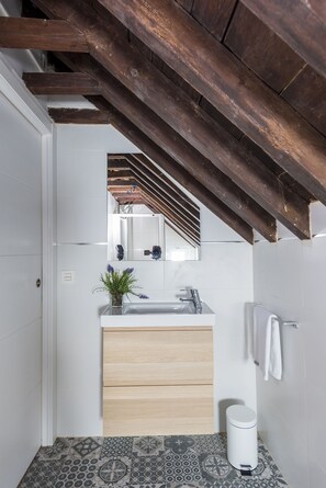 Appartement, 1 chambre | Salle de bain | Douche, séchoir à cheveux, serviettes fournies, savon