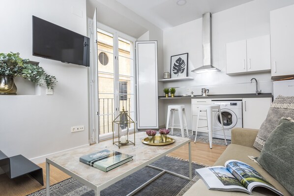 Apartment, 1 Bedroom | Living room | 32-inch TV with cable channels