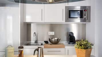 Departamento | Cocina privada | Refrigerador con congelador, microondas y cafetera y tetera