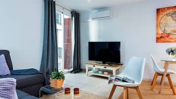 Apartamento | Área de estar | TV 32 polegadas com canais a cabo