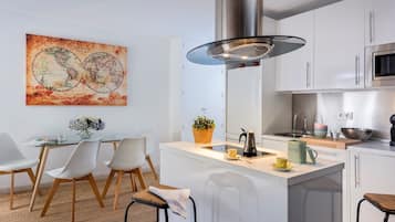 Departamento | Cocina privada | Refrigerador con congelador, microondas y cafetera y tetera