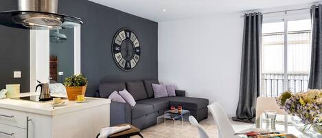 公寓 | 起居區 | 32-吋電視,提供有線頻道