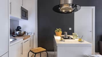 Apartment | Private kitchen | Full-sized fridge, microwave, coffee/tea maker, cookware/dishes/utensils