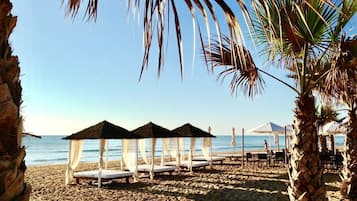 Aan het strand, ligstoelen aan het strand, strandlakens