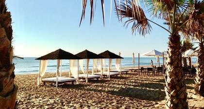 UUSI ***** Yläkerran kattohuoneisto rannalla, merinäköala