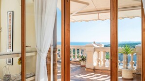 A balcony with a view of the sea, a potted plant, and a tiled floor. - *****Fewo Mariposa - luxury beach penthouse 200sqm, great sea view, free garage (Guardamar)
