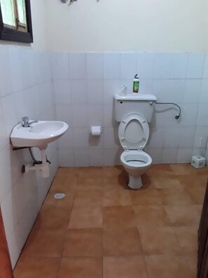 Standard Room | Bathroom | Towels, soap, toilet paper - Mbara Safari Lodge and Resort (Kasese)