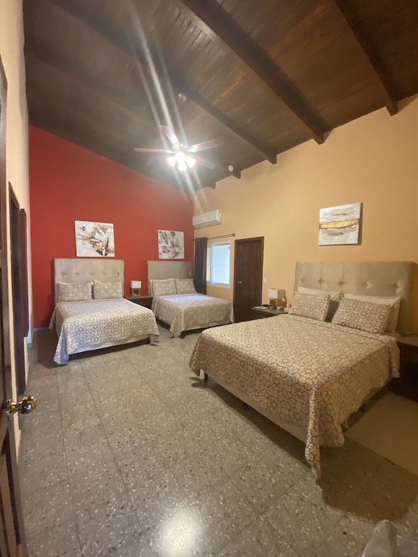 Dreibettzimmer | Hochwertige Bettwaren, individuell dekoriert, individuell eingerichtet