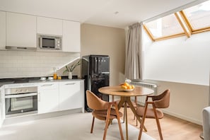 Standard Penthouse | Private kitchen | Full-sized fridge, microwave, oven, stovetop - Home Art Apartments Salamanca (Madrid)