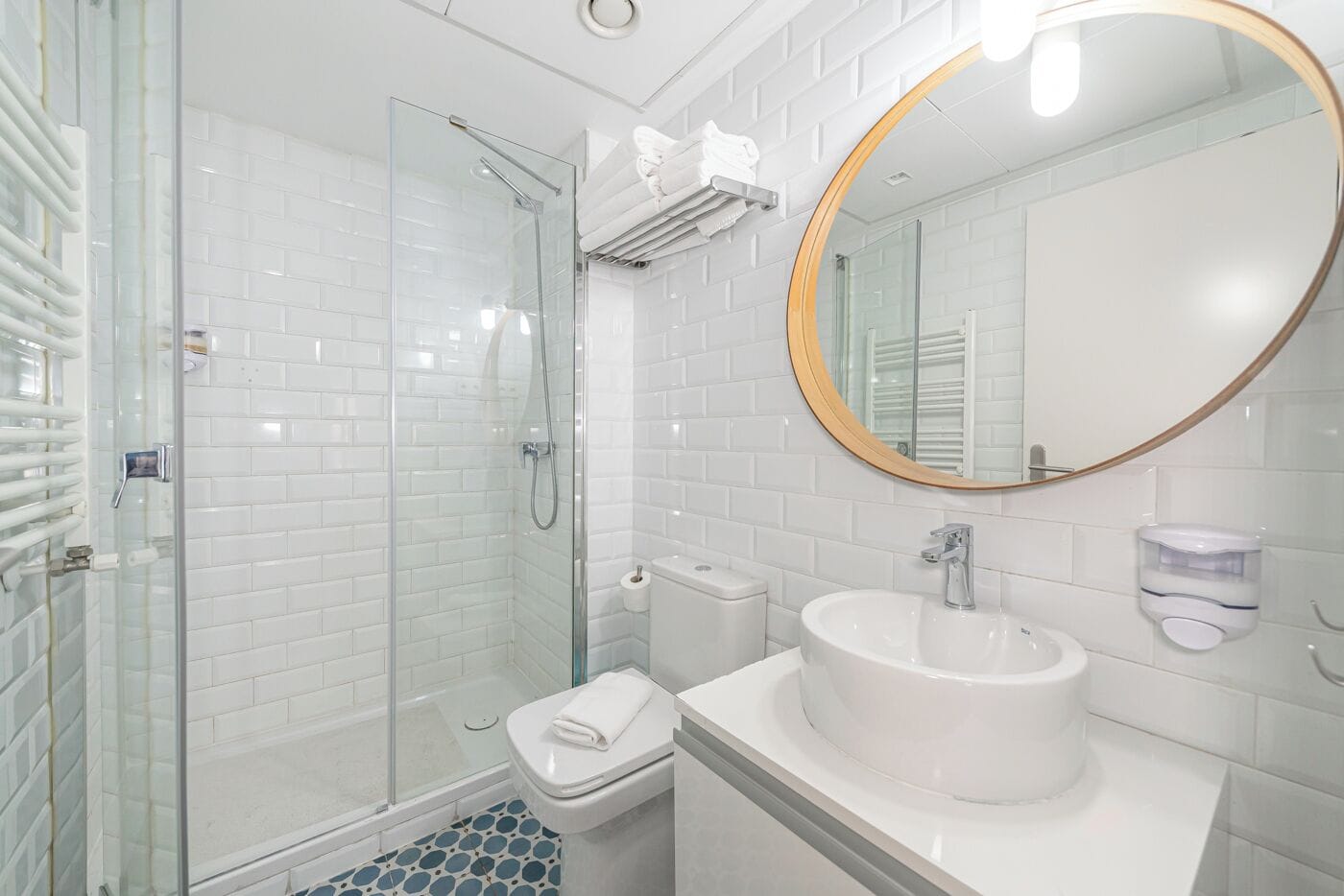 Standaard studio | Badkamer | Een douche, een haardroger, handdoeken, zeep
