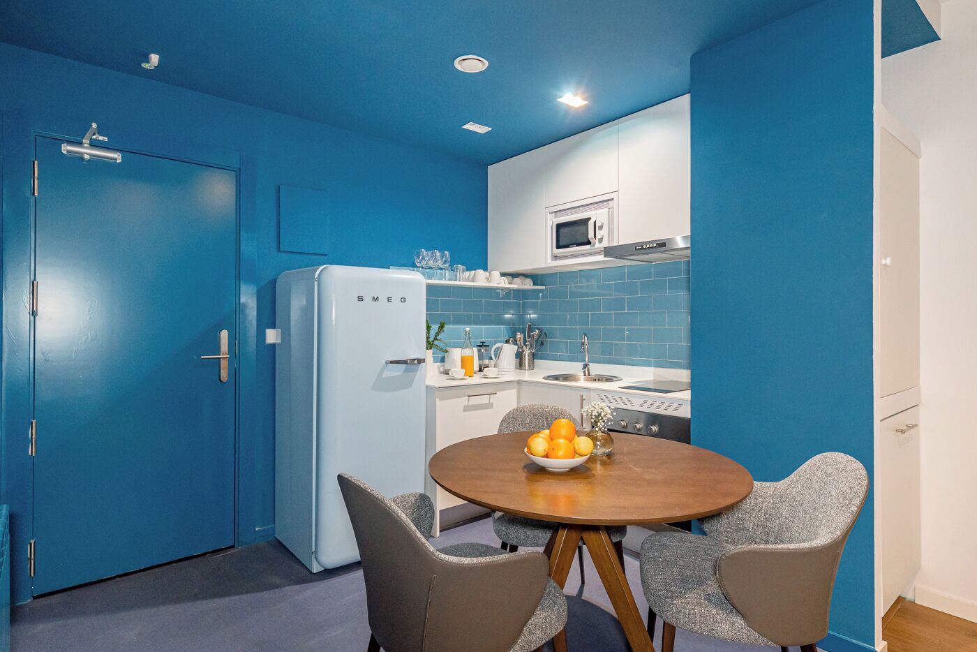 Estúdio econômico | Cozinha privada | Geladeira grande, micro-ondas, fogão, cooktop