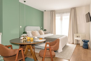 Basic Studio | Private kitchen | Full-sized fridge, microwave, oven, stovetop - Home Art Apartments Salamanca (Madrid)