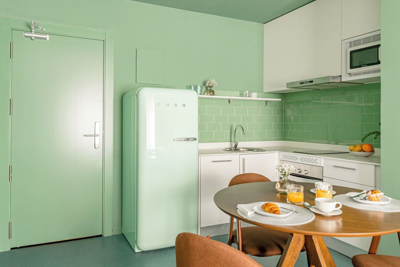 Monolocale Basic | Cucina privata | Frigorifero con congelatore, microonde, forno, piano cottura