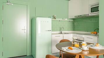 Monolocale Basic | Cucina privata | Frigorifero con congelatore, microonde, forno, piano cottura