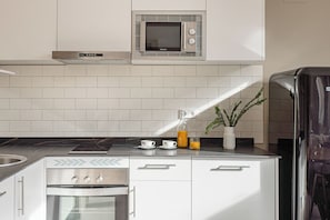 Standard Penthouse | Private kitchen | Full-sized fridge, microwave, oven, stovetop - Home Art Apartments Salamanca (Madrid)