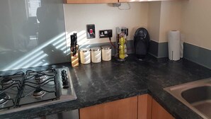 Apartment | Private kitchen | Fridge, microwave, oven, stovetop - Come Stay at Kennet Island (Reading)