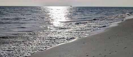 靠近海滩、沙滩椅