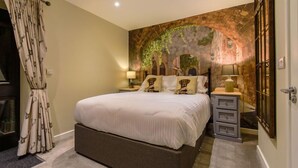King Room, Ensuite (Shower Only) - The Bell Inn (Newmarket)