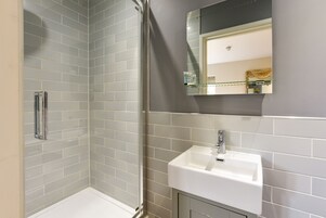 Twin Room, Ensuite (Shower Only) | Bathroom | Free toiletries, hair dryer, towels