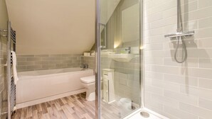 Deluxe Room, Ensuite | Bathroom - The Bell Inn (Newmarket)