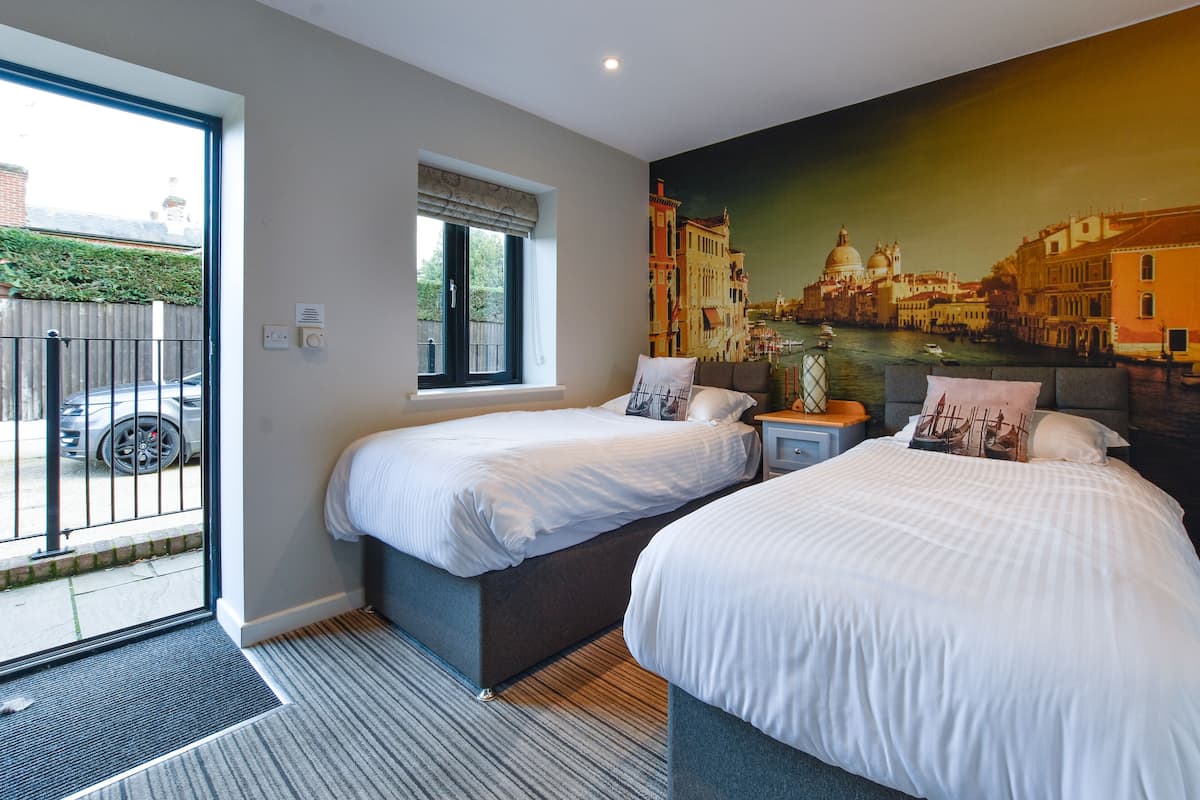 Twin kamer, en-suite badkamer (Shower Only) | Individueel gedecoreerd, individueel gemeubileerd