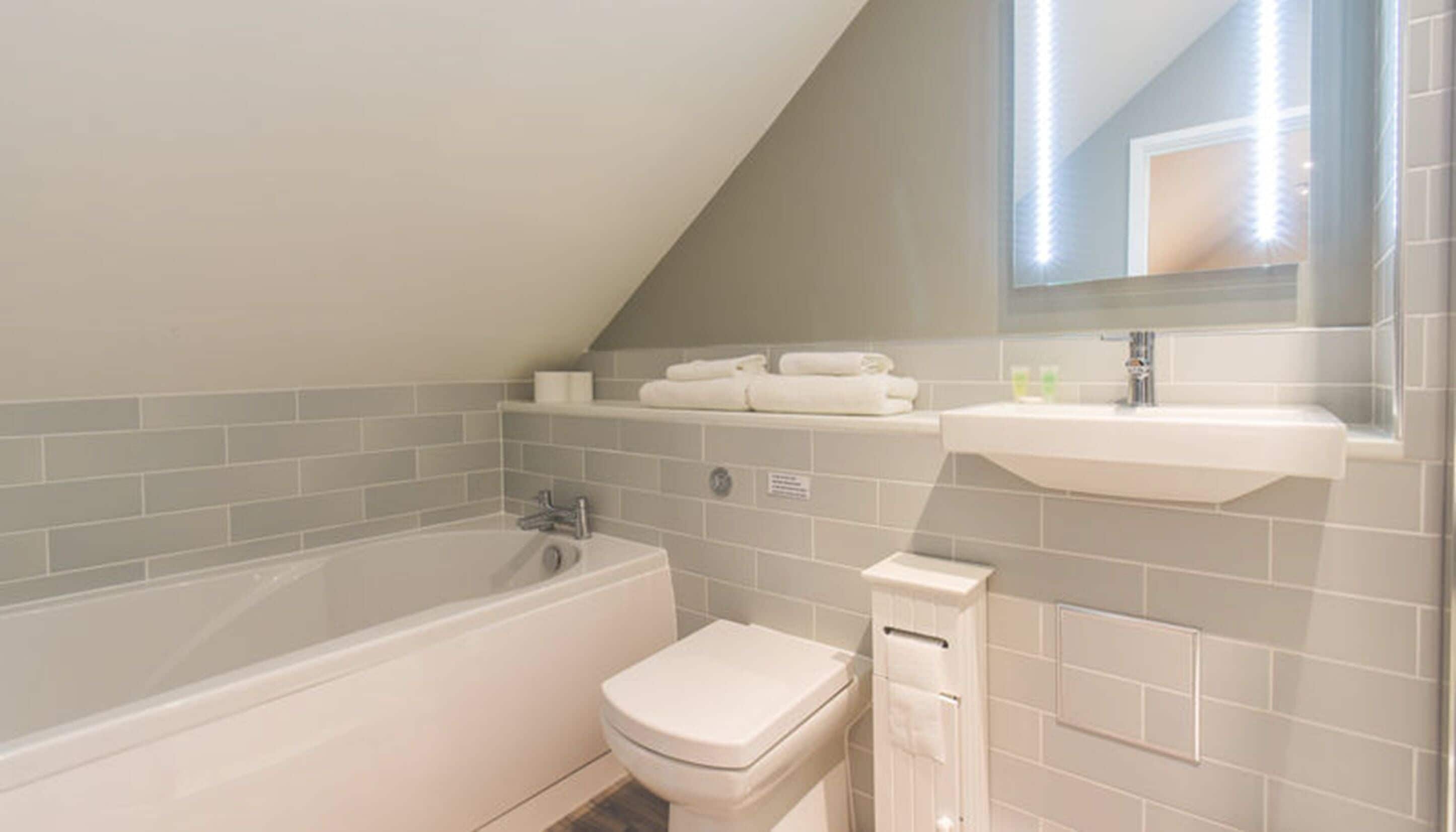 Deluxe Room, Ensuite | Bathroom | Free toiletries, hair dryer, towels