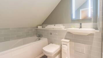 Deluxe Room, Ensuite | Bathroom | Free toiletries, hair dryer, towels