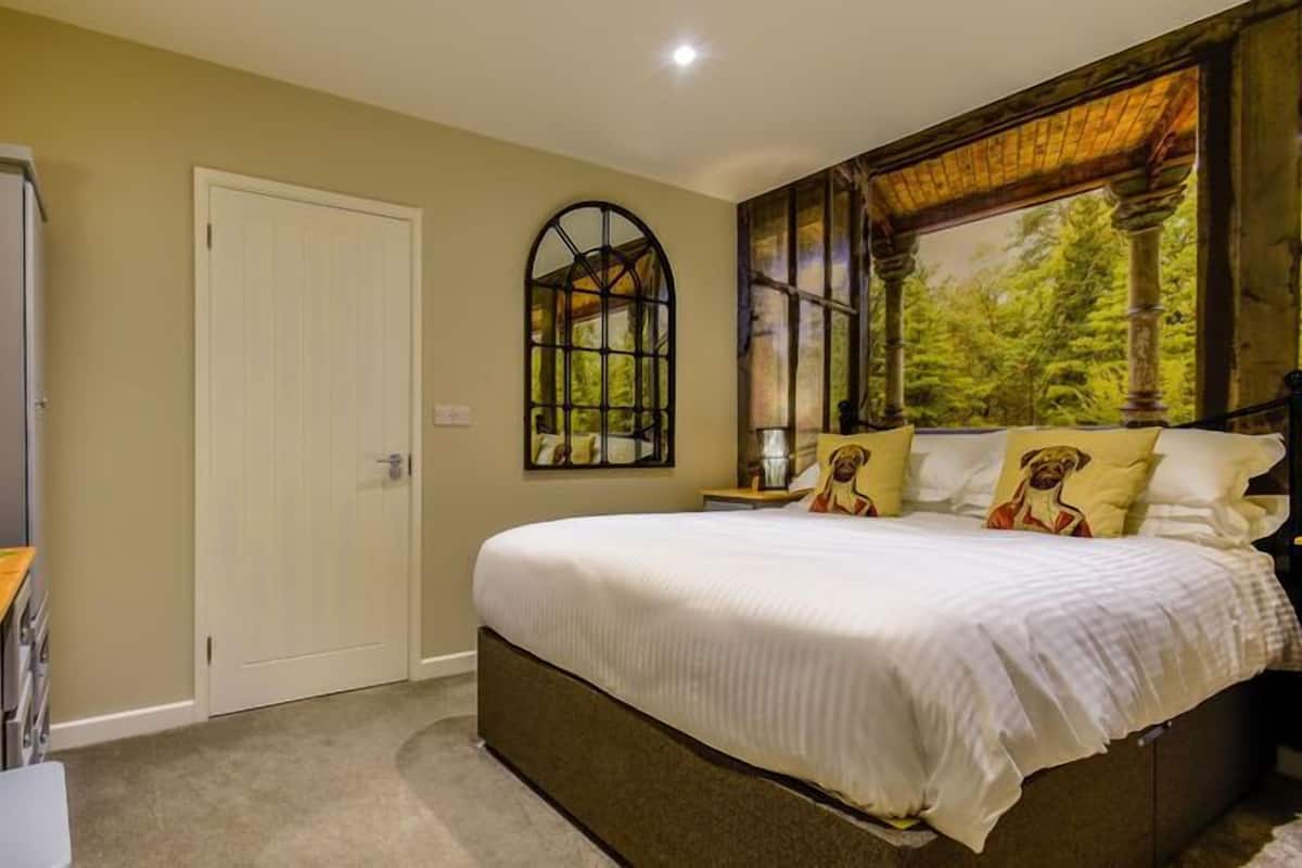 King Room, Ensuite (Shower Only) | Iron/ironing board (on request), WiFi (free), individually decorated