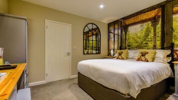 King Room, Ensuite (Shower Only) | Individually decorated, individually furnished, iron/ironing board