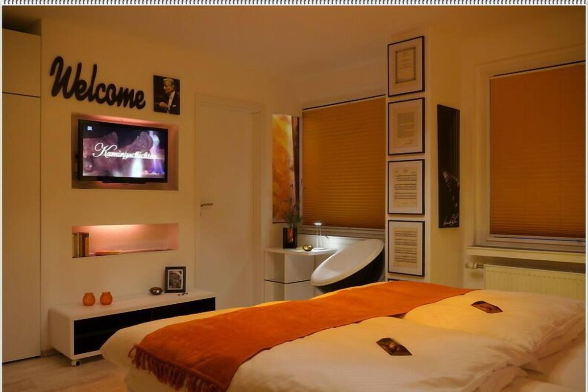 Double Room (Bernsteinzimmer) | WiFi (free), individually furnished